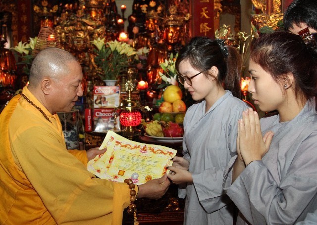Phật tử nhận phái quy y và được HT.Thích Gia Quang, Phó Chủ tịch HĐTS chia sẻ thêm về ý nghĩa quy y